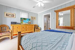 een slaapkamer met een bed, een ladekast en een spiegel bij Prime Downtown Location - Truman Little Cozy Cottage in Key West