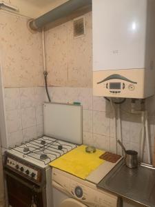 een keuken met een fornuis en een aanrechtblad bij Джермук 3-комнатная квартира in Dzjermoek +6 foto's