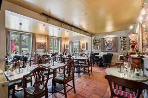 亨利昂泰晤士Flower Pot Hotel的一间有桌椅的餐厅