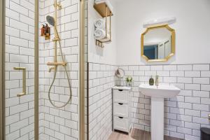 亨利昂泰晤士Flower Pot Hotel的浴室配有淋浴和洗手池