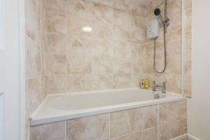 Koupelna v ubytování Comfortable 4-BDR House, Sleeps 7, WIFI, Secure Parking