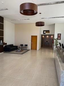 una grande camera con una hall con divano e sedie di Prisma Plaza Hotel a Taubaté