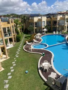 una vista dall'alto di una piscina in un resort di Beautiful Chalet in Búzios Praia RN a Nísia Floresta