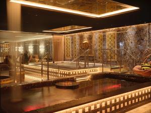 凯夫拉维克Diamond Suites by Reykjavik Keflavik Airport的大型客房,位于大楼内,设有浴缸