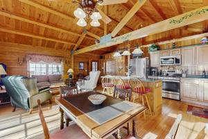 een keuken en woonkamer met een tafel en stoelen bij Chimney Hill Retreat in Wilmington