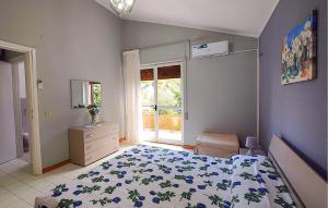 En eller flere senge i et værelse på Gorgeous Apartment In Drapia With Swimming Pool