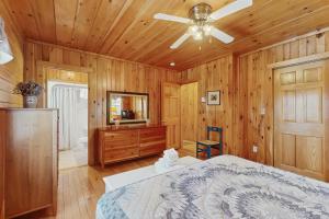 een slaapkamer met een bed en een plafondventilator bij Chimney Hill Retreat in Wilmington