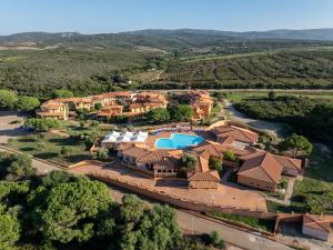 een luchtfoto van een resort met zwembad bij Cozy accommodation with shared pool in Vignola Mare +30 foto's