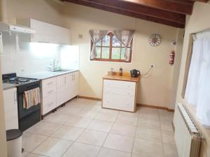 Kuchyň nebo kuchyňský kout v ubytování Hermosa casa con patio a una cuadra del lago