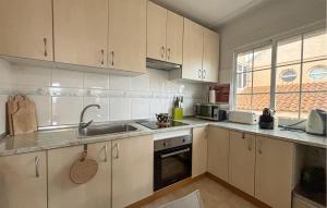 Nhà bếp/bếp nhỏ tại Amazing Home In Torrevieja With Wifi
