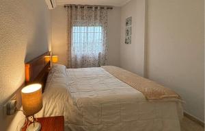 Giường trong phòng chung tại Amazing Home In Torrevieja With Wifi