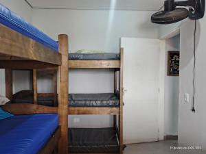 a couple of bunk beds in a room at Casa com piscina,tipo kitnet, próximo ao Centro in Cotia +23 photos