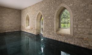 ein Hallenbad in einem gemauerten Raum mit zwei Fenstern in der Unterkunft The Royal Crescent Hotel & Spa in Bath