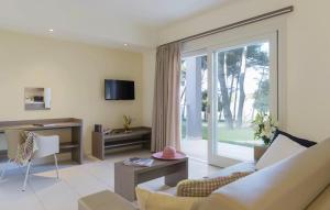 Et tv og/eller underholdning på Gorgeous Apartment In Biograd With Sauna