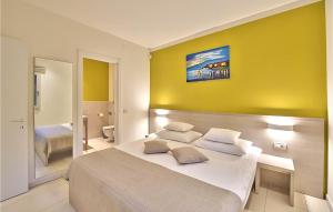 En eller flere senge i et værelse på Gorgeous Apartment In Biograd With Sauna