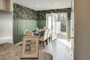 een eetkamer met groene muren en een tafel bij WFH Setup, Fenced Yard! Spacious Spring Hill Stay in Kedron