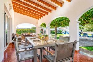 En have udenfor Villa Can Siscu by Villa Plus