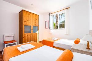 En eller flere senge i et værelse på Villa Can Siscu by Villa Plus + 12 billeder