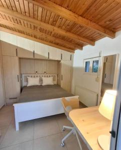 een slaapkamer met een bed en een houten plafond bij Baulus Yard Luxury I in Heraklion