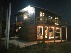 una grande casa con luci accese di notte di ClariCri a La Pedrera Altre 8 foto