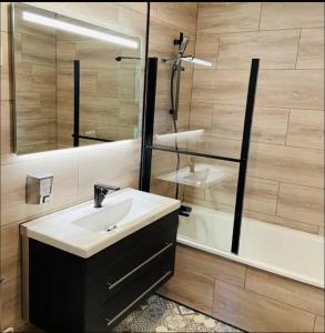 Koupelna v ubytování Studio moderne avec terrasse à 5 min de Honfleur parking et piscine