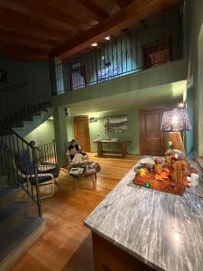 ein Wohnzimmer mit Tisch und Treppe in der Unterkunft La Cantina del Sole in Pontboset