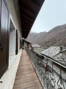 einen Balkon eines Gebäudes mit Bergblick in der Unterkunft La Cantina del Sole in Pontboset