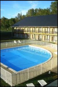 Bazén v ubytování Studio moderne avec terrasse à 5 min de Honfleur parking et piscine nebo v jeho okolí