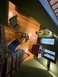 einen Blick über ein Zimmer mit einem Bett und einem Tisch in der Unterkunft La Cantina del Sole in Pontboset + 17 Fotos