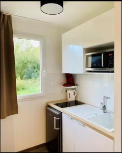 Kuchyň nebo kuchyňský kout v ubytování Studio moderne avec terrasse à 5 min de Honfleur parking et piscine