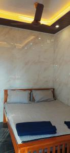 戈卡尔纳Prakruti Home stay In Beach Side AC Room的一间卧室设有一张带天花板的大床