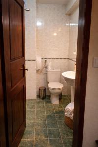 een badkamer met toilet en wastafel bij Хотел Ривърсайд Анекс in Bansko