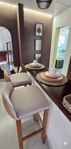 una sala da pranzo con tavolo e sedia di Chalé Valen a Rio de Janeiro