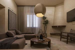 een woonkamer met een bank en een tafel bij Villa Kalymnos by Villa Plus in Kolimbia