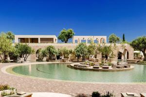 een resort met een zwembad en een gebouw bij Villa Kalymnos by Villa Plus in Kolimbia