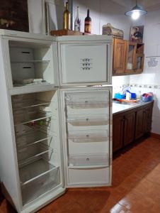 un frigorifero bianco con porta aperta in cucina di Casa Cómoda en Barreal a Barreal