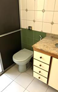 een badkamer met toilet en wastafel bij No centro com Varanda, Smart Tv, Elevador e Garagem Paga in Viçosa +6 foto's