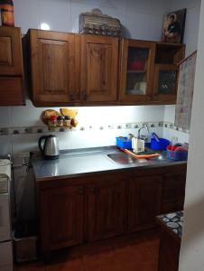 una cucina con mobili in legno e un piano di lavoro di Casa Cómoda en Barreal a Barreal Altre 2 foto