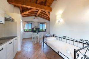 een slaapkamer met een bed en een tafel in een kamer bij Cozy studio with shared pool in Vignola Mare +41 foto's