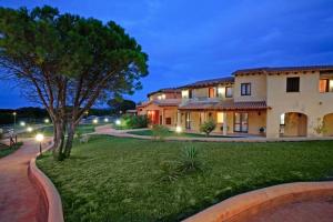 een groot huis met een gazon ervoor bij Functional studio with shared pool in Vignola Mare