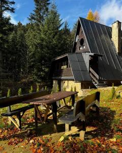 een picknicktafel en bank voor een schuur bij Chata Jozef in Sabinov