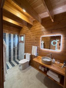 ein Holzbadezimmer mit Toilette und Dusche in der Unterkunft Sunset Eco Shelter 1 in Ponta do Pargo