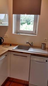 a kitchen with a sink and a window at Mas la Vitalis Chambres D'Hôtes in LʼIsle-sur-la-Sorgue