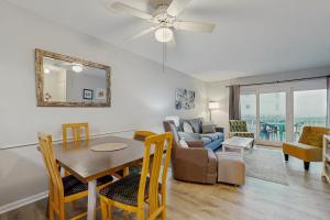 een eetkamer en woonkamer met een tafel en stoelen bij Fort Morgan Townhomes E7 in Fort Morgan