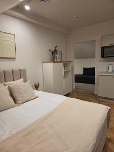 En eller flere senge i et værelse på Nowotarska 25