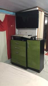 einen Schreibtisch mit einem TV darüber. in der Unterkunft Kit Net in Torres