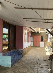 ein leerstehendes Gebäude mit einer Terrasse, auf der ein Fahrrad geparkt ist in der Unterkunft Kit Net in Torres