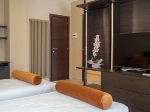 En eller flere senge i et værelse på N42 Hotel