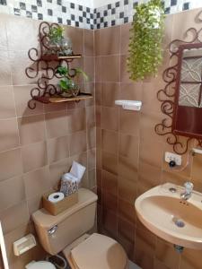 Et badeværelse på Aparta Hotel Eucalyptus