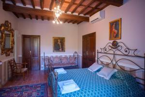 een slaapkamer met een bed met een blauw dekbed bij Villa Marinsky Pietrasanta in Pietrasanta